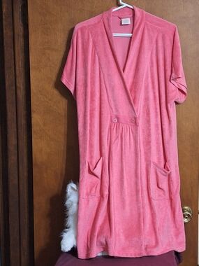 Cabernet Coral Pink Short-Sleeve Terry Robe with Front Pockets